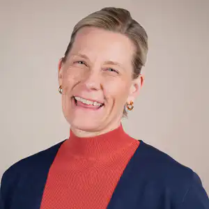 Profilbild-andrea-masanga 💓 Härzchlopfä Hebamme 💓 Härzchlopfä Hebamme Smiling Woman with Short Blonde Hair Wearing a Red Turtleneck and Navy Blazer Facing the Camera Härzchlopfä Hebamme Härzchlopfä Hebamme