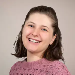 Profilbild-charlotte-egli 💓 Härzchlopfä Hebamme 💓 Härzchlopfä Hebamme Portrait of a Smiling Woman with Shoulder Length Dark Hair Wearing a Pink Knitted Sweater Against a Neutral Background Härzchlopfä Hebamme Härzchlopfä Hebamme