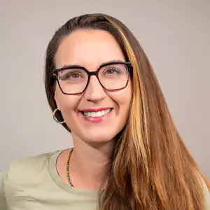 Profilbild-lior-badertscher 💓 Härzchlopfä Hebamme 💓 Härzchlopfä Hebamme Smiling Woman with Long Brown Hair Black Framed Glasses and a Light Green Top Posing for a Portrait Härzchlopfä Hebamme Härzchlopfä Hebamme